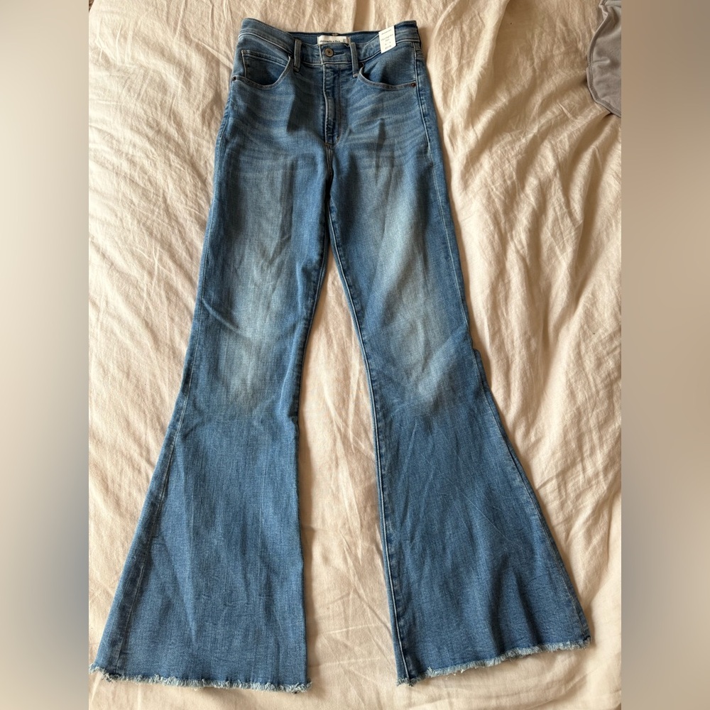 NWT ABERCROMBIE High Rise Flare Jean x Medium - size 27/S